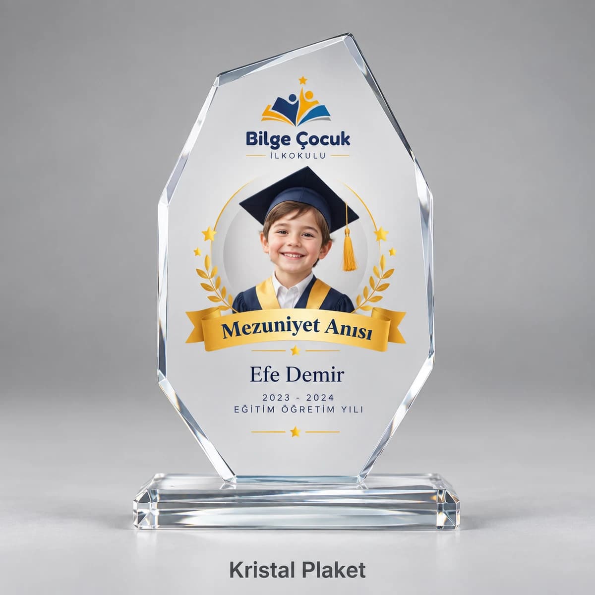 İlkokul öğrencisi için fotoğraflı mezuniyet kristal plaketi örneği