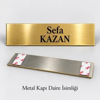 Ad ve soyad iki satırda yazılı altın sarısı metal kapı isimliği