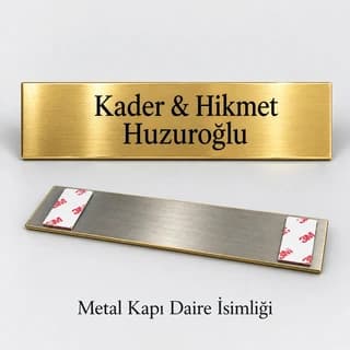 Çiftin adları ve aile soyadı yazılı altın sarısı fırçalı metal kapı isimliği