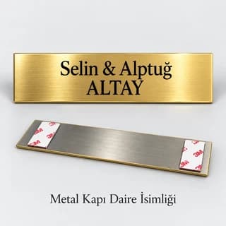 İki isim ve soyadı yazılı altın sarısı metal kapı isimliği, arkasında yapışkan bant