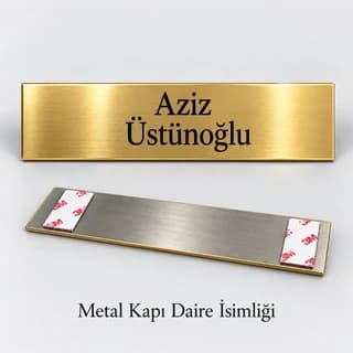 Tek kişilik ad soyad yazılı altın sarısı metal daire kapı isimliği ve arka yüzü