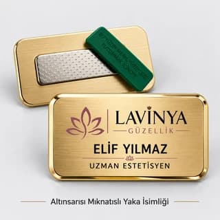 Güzellik merkezi logosu ve estetisyen unvanı yazılı altın sarısı mıknatıslı yaka isimliği
