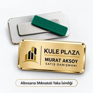 Firma logosu, isim ve satış danışmanı unvanı yazılı altın sarısı mıknatıslı yaka isimliği