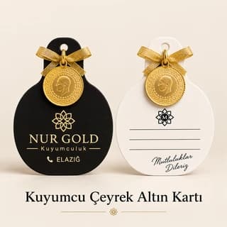 Altın rengi kurdeleyle çeyrek altın bağlanmış siyah ve beyaz kuyumcu altın kartı