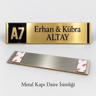 Solunda blok harfi ve daire numarası, sağında isim yazılı altın sarısı metal kapı isimliği