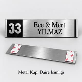 Solunda siyah zeminde daire numarası, sağında isim yazılı gümüş rengi metal kapı isimliği