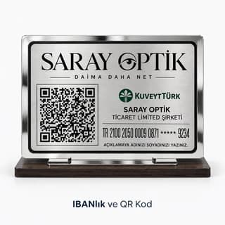 Optik mağazası için QR kod ve IBAN yazılı gümüş rengi plaka, koyu taban üzerinde