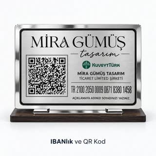 Gümüş takı tasarım işletmesi için QR kod ve IBAN yazılı gümüş rengi masaüstü stand