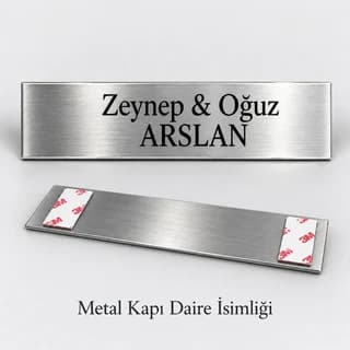 Çiftin adları ve aile soyadı yazılı gümüş rengi metal daire isimliği