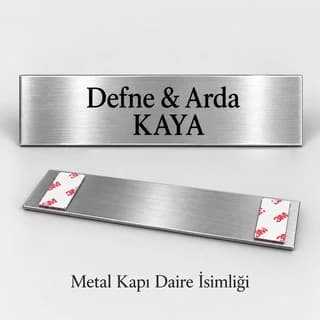 İki isim ve soyadı yazılı gümüş rengi fırçalı metal kapı isimliği, arkasında yapışkan bant