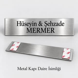 İki satır isim yazılı gümüş rengi metal kapı isimliği ve bantlı arka yüzü