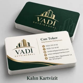 Gayrimenkul danışmanı için yeşil ve altın tonlu kalın kartvizit örneği