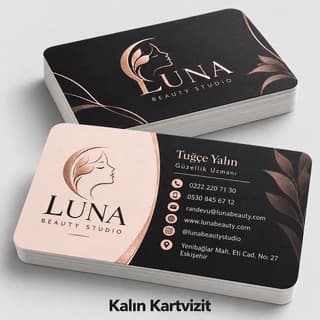 Güzellik uzmanı için pudra ve siyah kalın kartvizit örneği