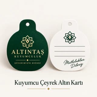 Kuyumcu logosu ve sloganı yazılı koyu yeşil altın kartı ile beyaz arka yüzü
