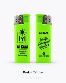 Aday tanıtımı için isim ve slogan basılı iki açık yeşil gövdeli çakmak