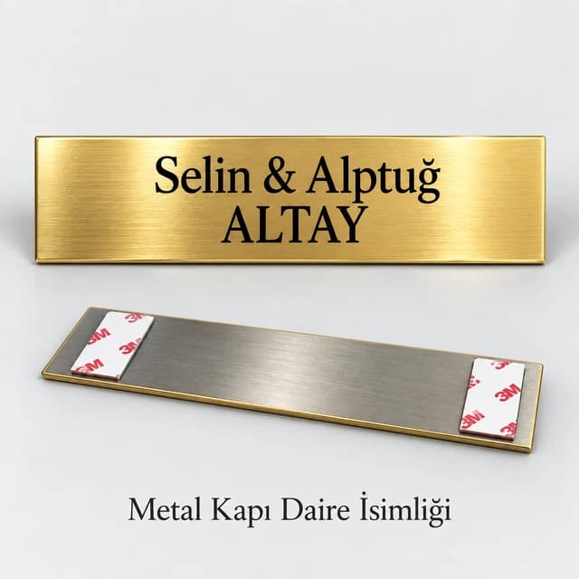 İki isim ve soyadı yazılı altın sarısı metal kapı isimliği, arkasında yapışkan bant