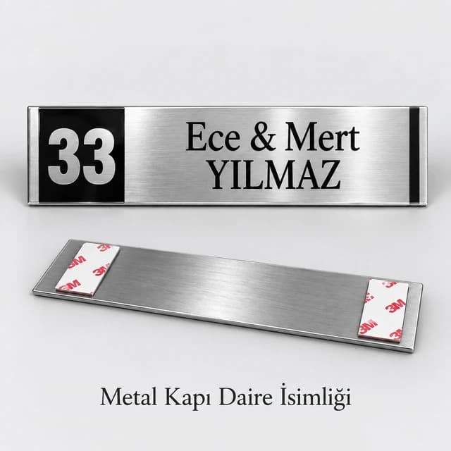 Solunda siyah zeminde daire numarası, sağında isim yazılı gümüş rengi metal kapı isimliği