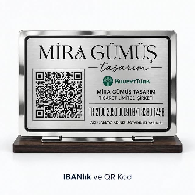 Gümüş takı tasarım işletmesi için QR kod ve IBAN yazılı gümüş rengi masaüstü stand