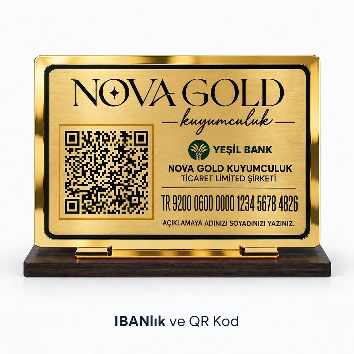 Altın Sarısı IBAN ve QR Kod Standı İşletme adı, QR kod ve IBAN yazılı altın sarısı plaka, koyu renkli taban üzerinde masaüstü stand