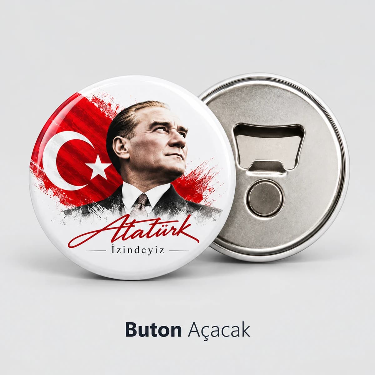 Atatürk Temalı Buton Açacak Atatürk portresi ve Türk bayrağı baskılı buton açacak, arkasında şişe açacağı ve mıknatıs