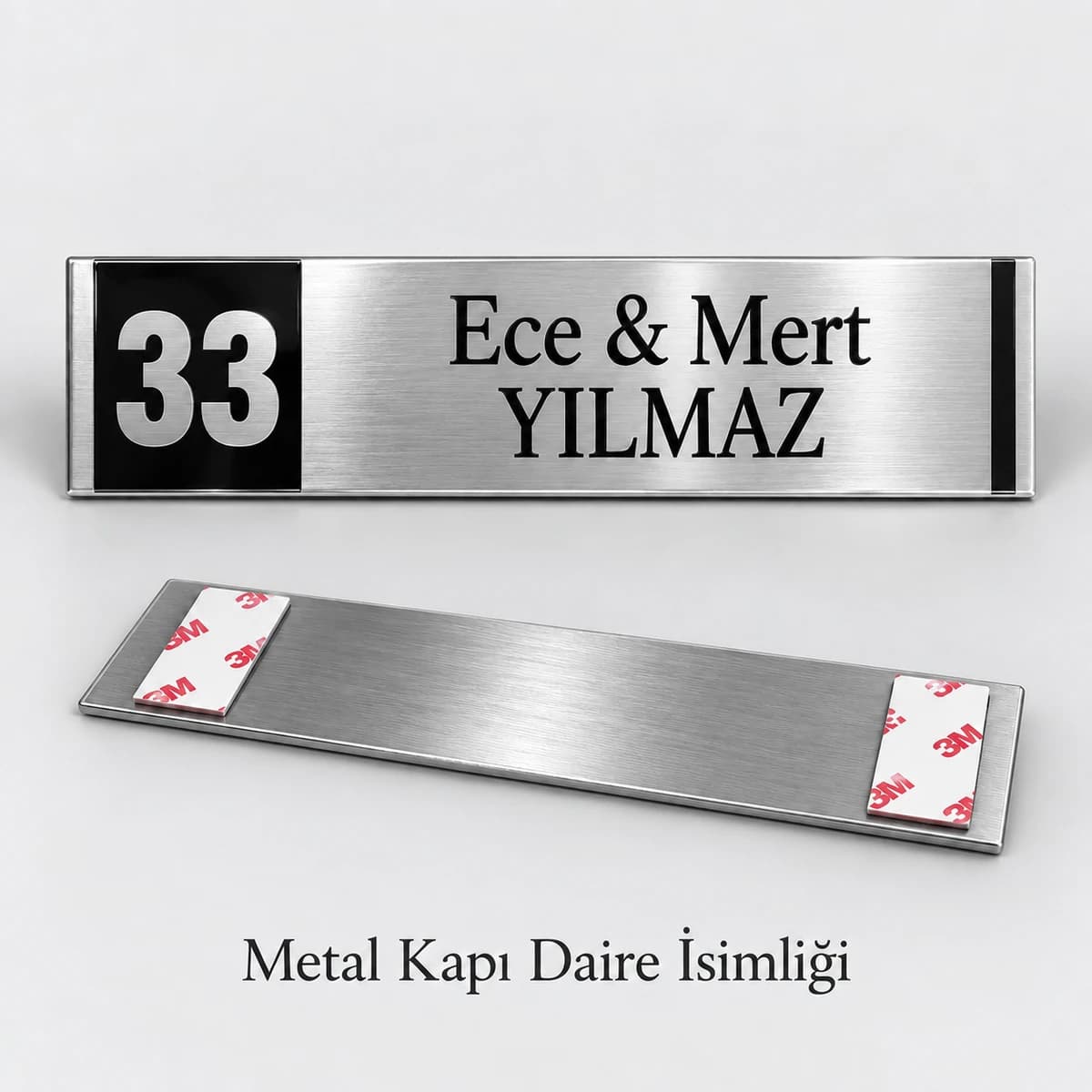 Daire Numaralı Metal Kapı İsimliği Solunda siyah zeminde daire numarası, sağında isim yazılı gümüş rengi metal kapı isimliği