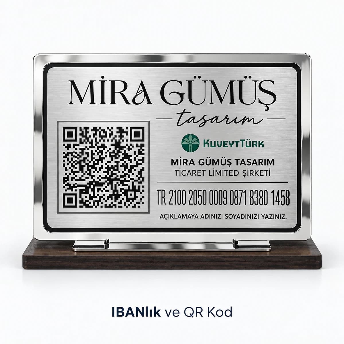 Gümüş IBAN ve QR Kod Standı Gümüş takı tasarım işletmesi için QR kod ve IBAN yazılı gümüş rengi masaüstü stand