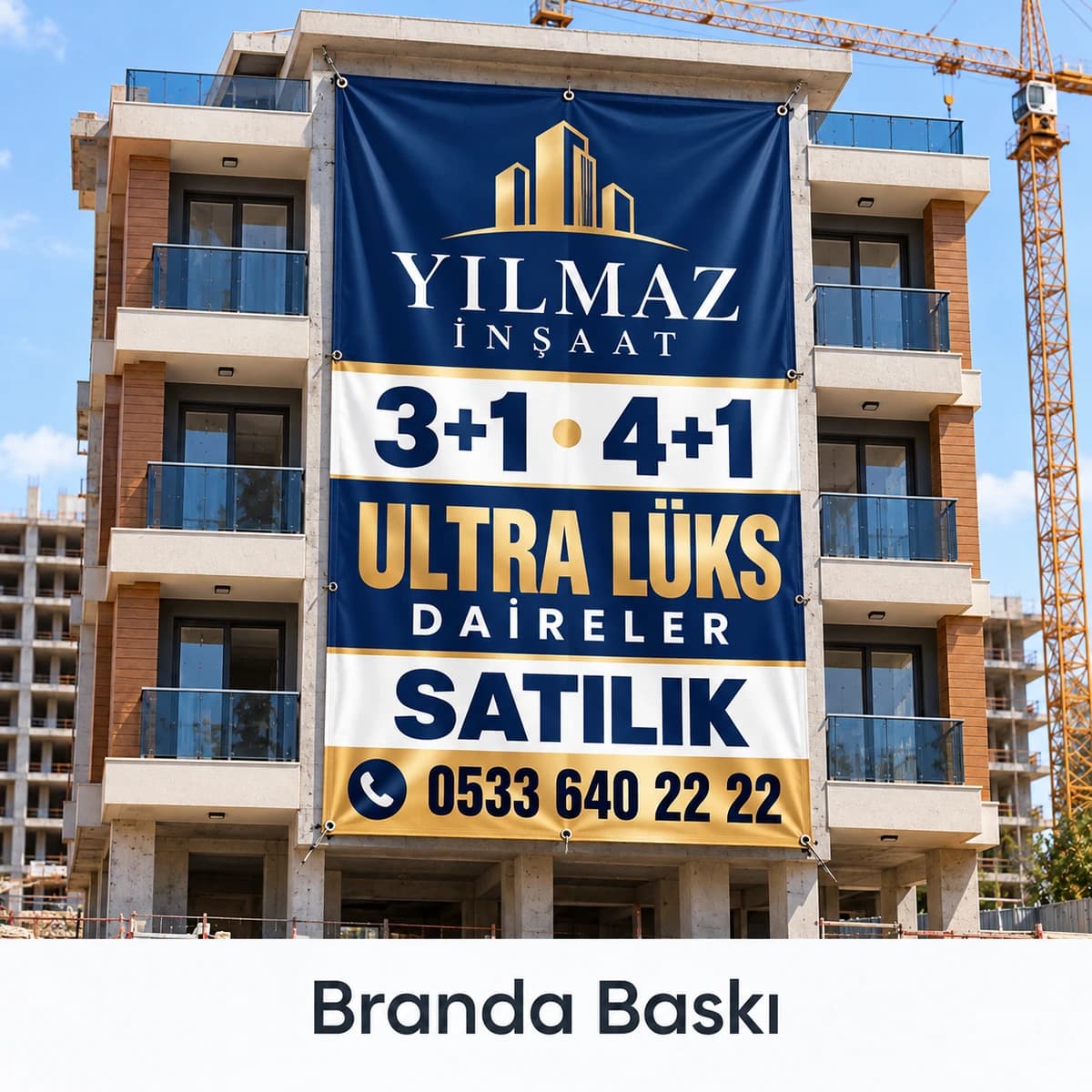 İnşaat ve Emlak Projesi Branda Baskısı İnşaat halindeki binanın cephesinde, firma adı ve satılık daire tipleri yazılı lacivert altın renk branda