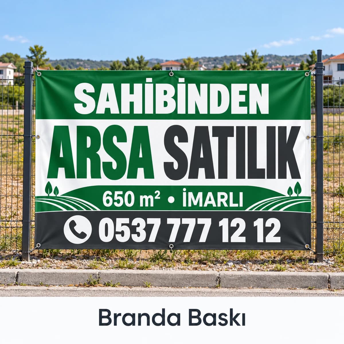 Satılık Arsa Branda Baskısı Arsanın tel çitine gerilmiş, sahibinden arsa satılık yazılı yeşil beyaz branda