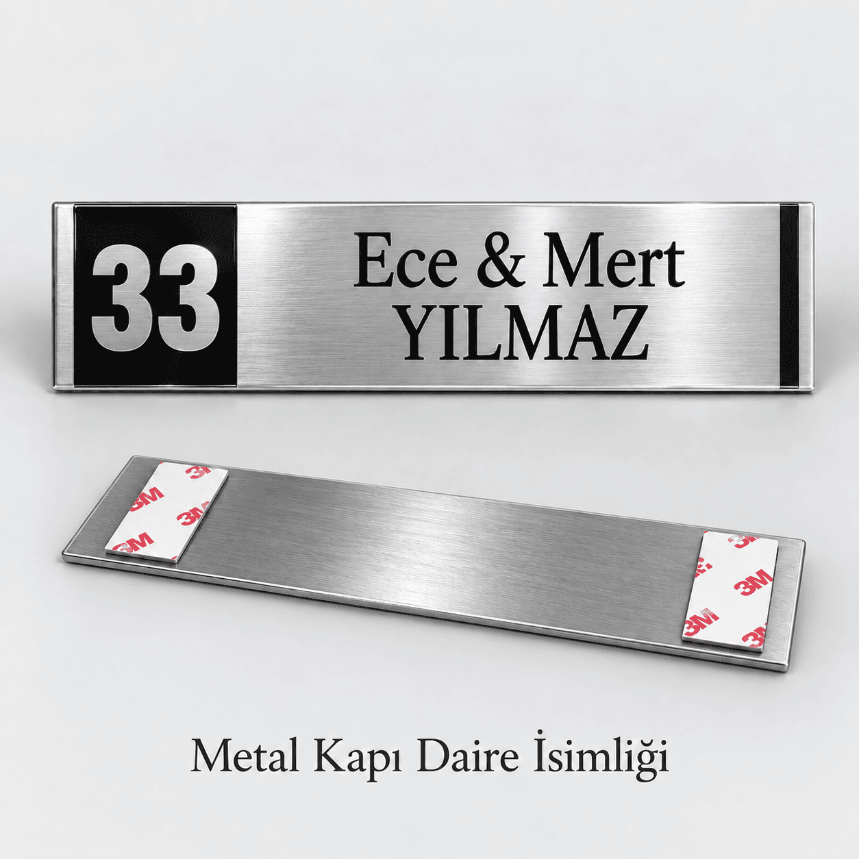 Solunda siyah zeminde daire numarası, sağında isim yazılı gümüş rengi metal kapı isimliği
