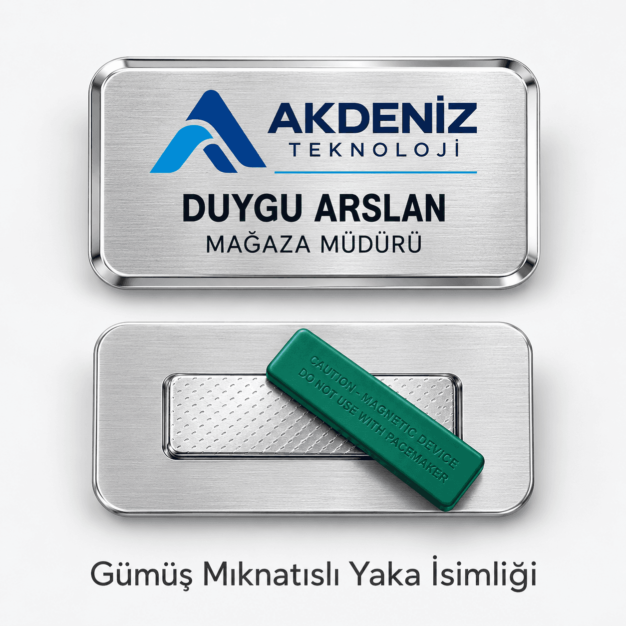 Teknoloji firması logosu, isim ve mağaza müdürü unvanı yazılı gümüş mıknatıslı yaka isimliği