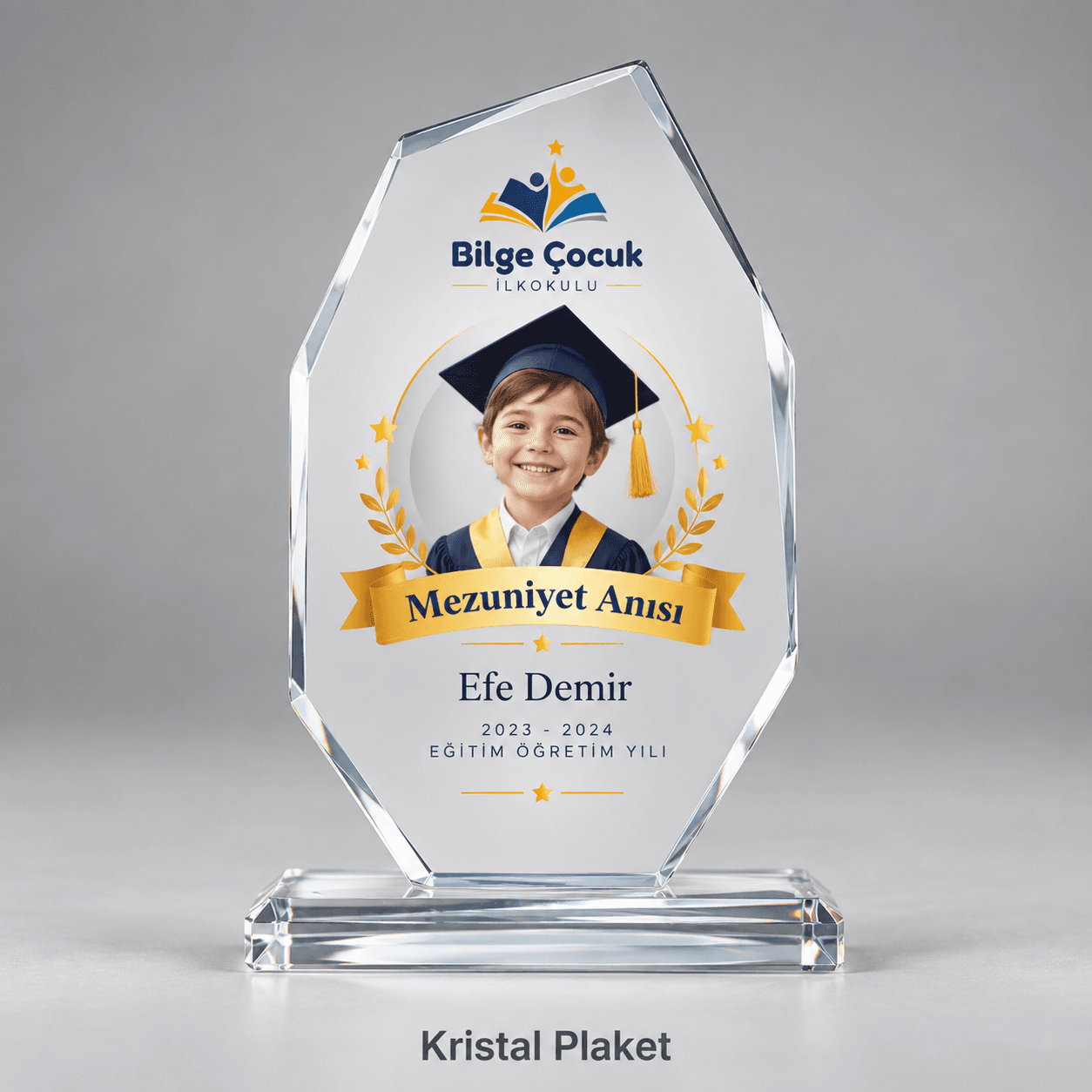İlkokul öğrencisi için fotoğraflı mezuniyet kristal plaketi örneği