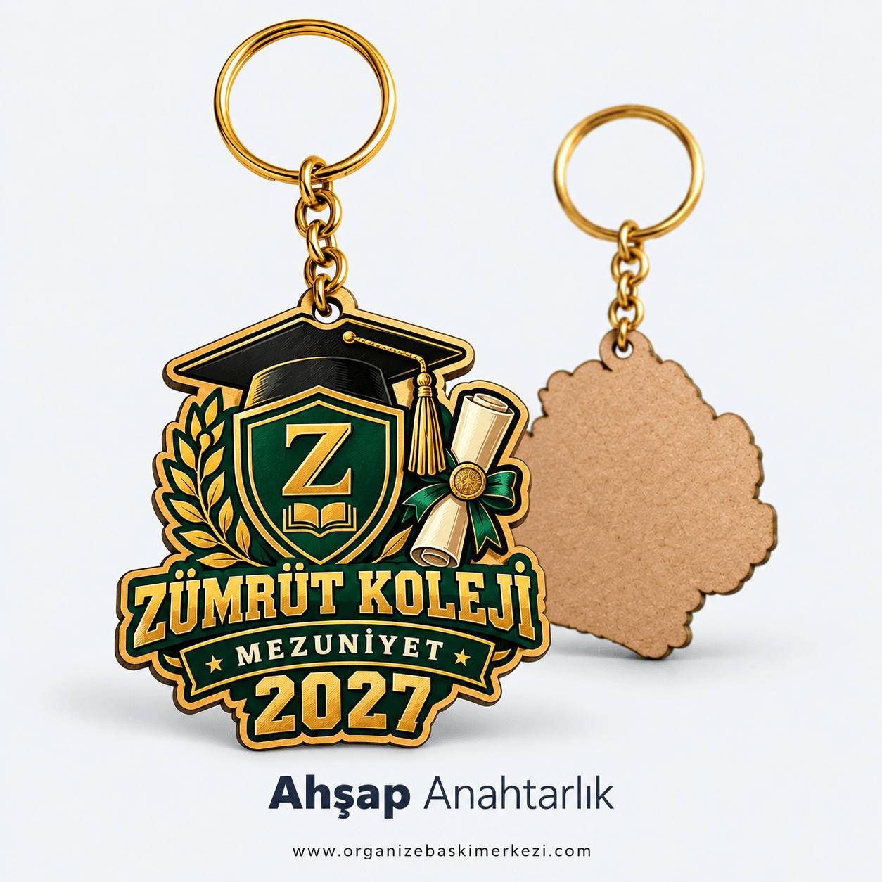 Kolej mezuniyeti için kep ve diploma figürlü, yıl yazılı yeşil altın renk ahşap anahtarlık