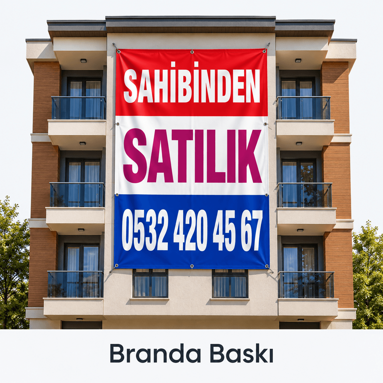 Apartman cephesine asılı, sahibinden satılık ve telefon yazılı kırmızı beyaz mavi branda