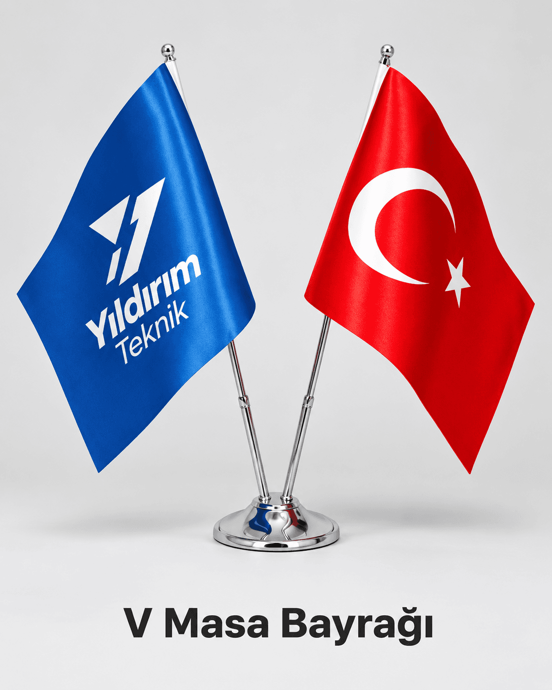 V standında çapraz duran Türk bayrağı ve mavi zeminli firma logolu masa bayrağı